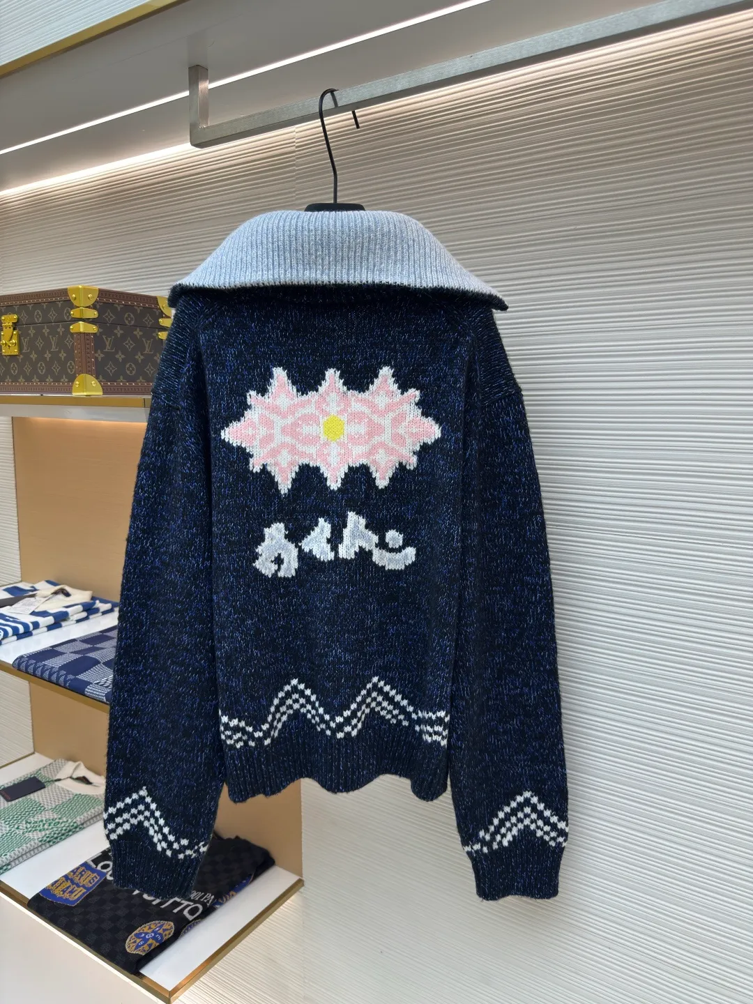 LOUIS VUITTON Nigo series zipper knitted tunic jacket ●Authentic product: 25000 purchase and development ●Item number: 1680005-B40 ●Fabric: wool fabric ●Technology: jacquard production ●Version: fitted version ●Weight: about 1430 grams ●Size: S-M-L-XL ●Description: This tunic jacket focuses on Pharrell Williams and Nigo in 2025 A creative picture drawn together in autumn and winter. A koi carp wearing the LV logo swims on the front, and behind the cherry blossoms and Japanese text marks, Nigo’s cultural origins are revealed. Sophisticated patterns are intarsia and embroidered on a cotton-wool-blend knit that's textured as finely as if it were handmade. Beaded zip pulls add an elegant touch to the comfortable silhouette. The overall wiring is straight and delicate, the fabric is comfortable and soft, and the color is consistent without color difference. It can be matched with the same style to create a fashionable look and control various occasions. Customized accessories, complete with three standards, same style for men and women!